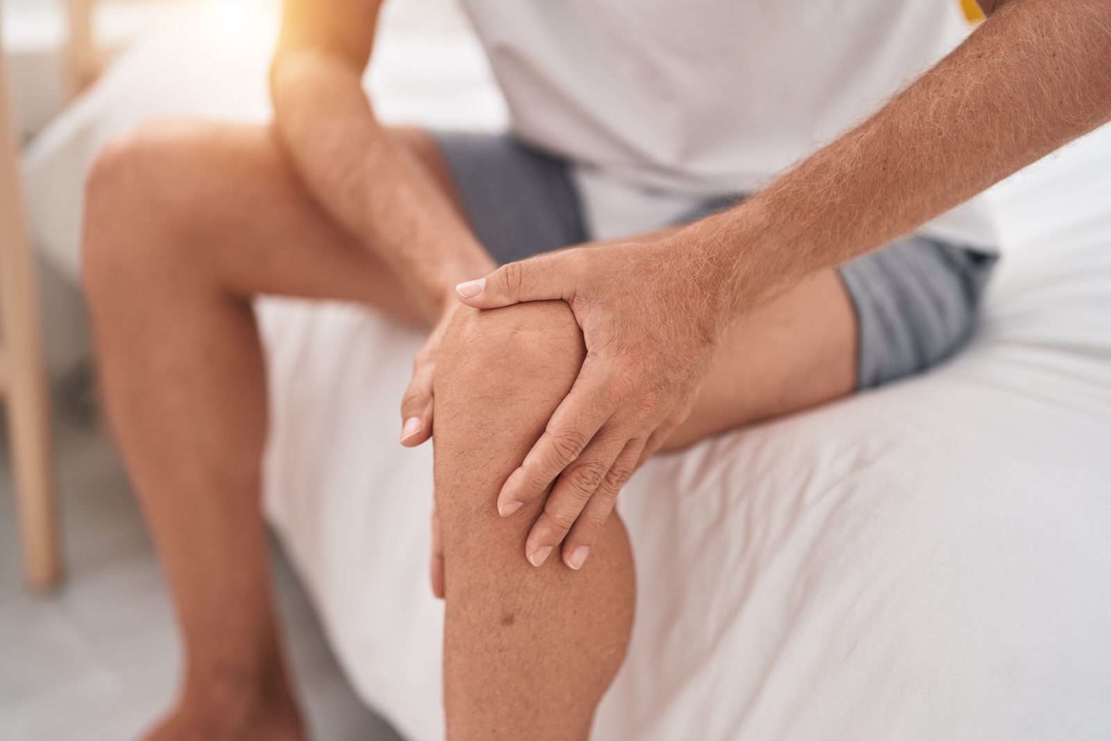 Mãos massageando o ombro